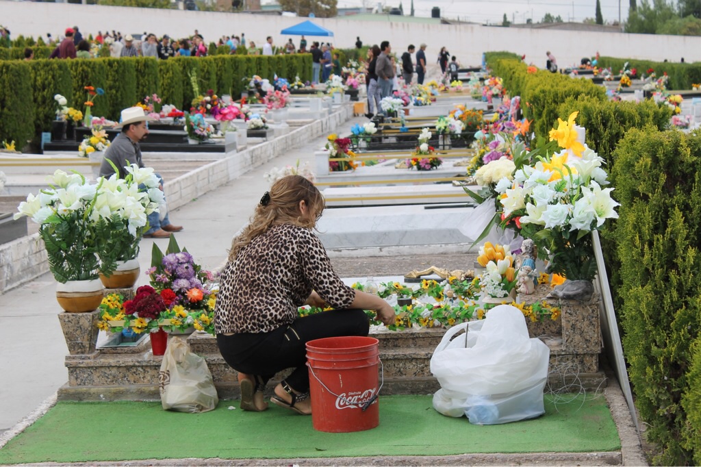 Arreglaron las lapidas de sus seres queridos
